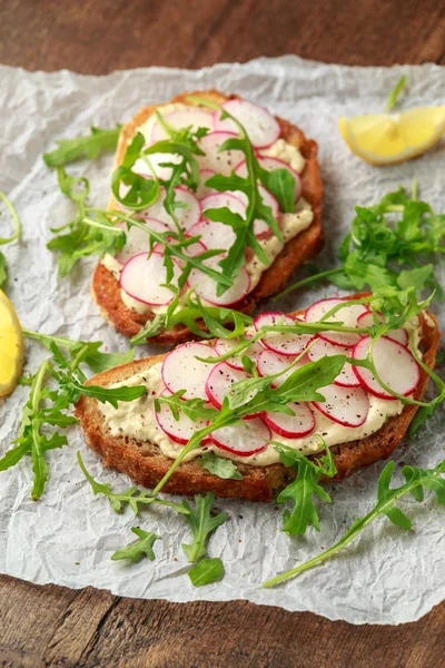 Hummus sourdough toast with reddish and wild rocket. Healthy vegan food — Stock Photo, Image