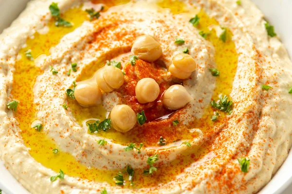 Humus mit Olivenöl, Paprika, Zitrone und Fladenbrot — Stockfoto