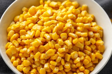 Beyaz kase 'de tatlı Mısır. Sağlıklı gıda