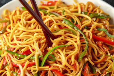 Ahşap Chopsticks ile Chow mein, noodle ve sebze çanak