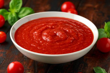 Ahşap masada beyaz kase ev yapımı domates passata