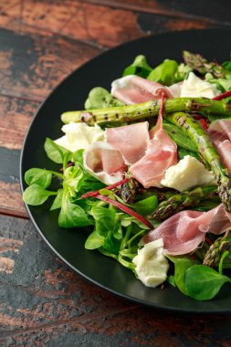 Izgara Kuşkonus, mozzarella peyniri ve yeşil sebzeler ile Parma jambon salatası