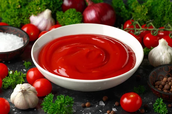 Molho de ketchup caseiro em tigela branca com legumes e ervas — Fotografia de Stock