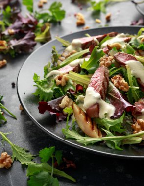 Armut, ceviz ve yeşillik sebze ve mavi peynir sosu ile ızgara Beef Steak salata. sağlıklı gıda.