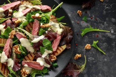 Armut, ceviz ve yeşillik sebze ve mavi peynir sosu ile ızgara Beef Steak salata. sağlıklı gıda.