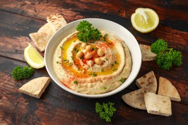 Zeytinyağı, biber, limon ve Pide ekmeği ile humus