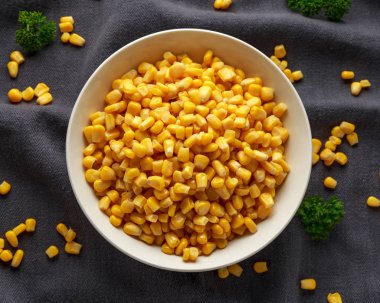 Beyaz kase 'de tatlı Mısır. Sağlıklı gıda