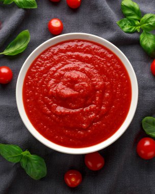 Basil ile beyaz kase ev yapımı domates passata