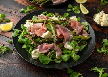 Izgara Kuşkonus, mozzarella peyniri ve yeşil sebzeler ile Parma jambon salatası
