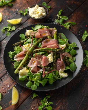 Izgara Kuşkonus, mozzarella peyniri ve yeşil sebzeler ile Parma jambon salatası