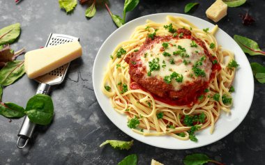 Peynir ve marinara sosu ile tavuk parmesan spagetti, makarna üzerinde servis