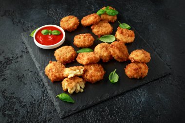 Kızarmış Mac, makarna ve ketçap sosu ile ekmek kırıntıları peynir ısırıkları