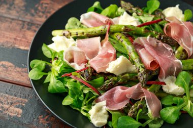 Izgara Kuşkonus, mozzarella peyniri ve yeşil sebzeler ile Parma jambon salatası