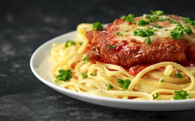 Peynir ve marinara sosu ile tavuk parmesan spagetti, makarna üzerinde servis