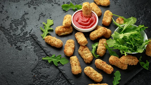 Bastoncini di mozzarella fritti in pangrattato con salsa al ketchup e foglie di rucola selvatica — Foto Stock