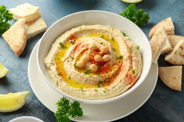 Hummus com azeite, páprica, pão de limão e pita — Fotografia de Stock