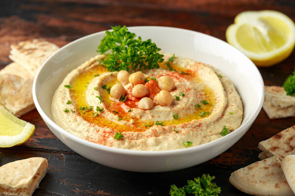 Hummus with olive oil, paprika, lemon and pita bread