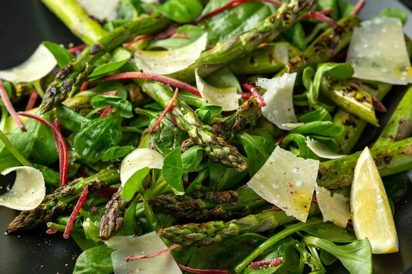 Салат зі спаржею на грилі з зеленими овочами та пармезаном — стокове фото
