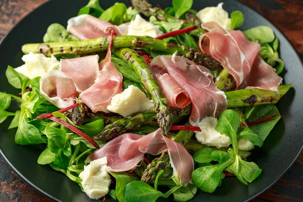 Asparagi alla griglia, insalata di prosciutto crudo con mozzarella e verdure verdi — Foto Stock