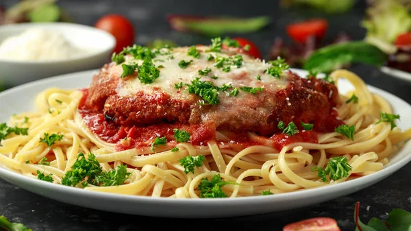 Frango parmesão com queijo e molho Marinara servido sobre espaguete, macarrão — Fotografia de Stock