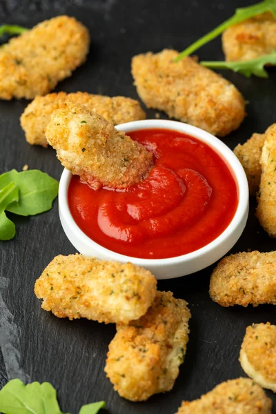 Bastoncini di mozzarella fritti in pangrattato con salsa al ketchup e foglie di rucola selvatica — Foto Stock