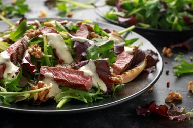 Armut, ceviz ve yeşillik sebze ve mavi peynir sosu ile ızgara Beef Steak salata. sağlıklı gıda.