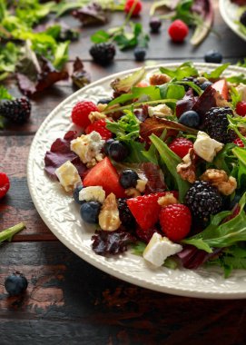 Yaban mersini, çilek ahududu, ceviz, beyaz peynir ve yeşil sebze ile Taze Meyve Salatası. sağlıklı yaz gıda