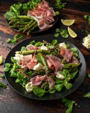 Izgara Kuşkonus, mozzarella peyniri ve yeşil sebzeler ile Parma jambon salatası