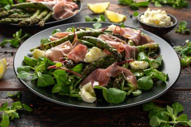 Izgara Kuşkonus, mozzarella peyniri ve yeşil sebzeler ile Parma jambon salatası