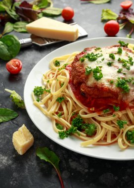 Peynir ve marinara sosu ile tavuk parmesan spagetti, makarna üzerinde servis