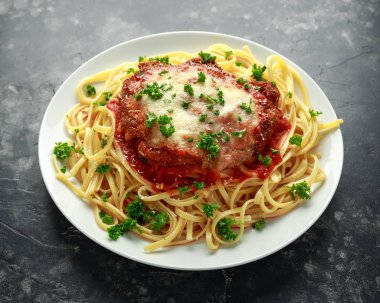 Peynir ve marinara sosu ile tavuk parmesan spagetti, makarna üzerinde servis