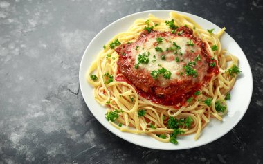 Peynir ve marinara sosu ile tavuk parmesan spagetti, makarna üzerinde servis