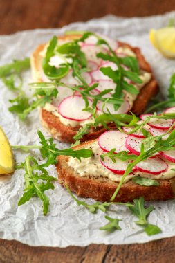 Humus ekşi maya tost kırmızımsı ve yabani roket ile. Sağlıklı vegan gıda