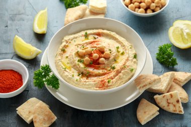 Zeytinyağı, biber, limon ve Pide ekmeği ile humus