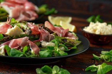 Izgara Kuşkonus, mozzarella peyniri ve yeşil sebzeler ile Parma jambon salatası