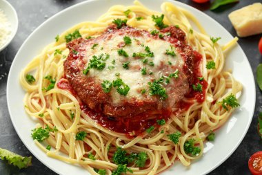 Peynir ve marinara sosu ile tavuk parmesan spagetti, makarna üzerinde servis