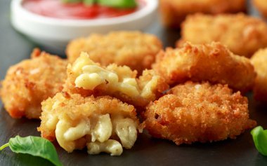 Kızarmış Mac, makarna ve ketçap sosu ile ekmek kırıntıları peynir ısırıkları