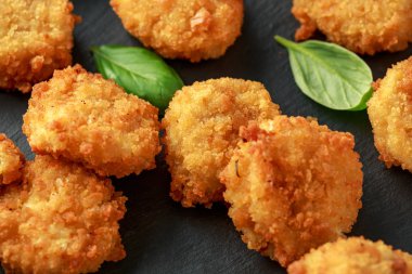 Kızarmış Mac, makarna ve ketçap sosu ile ekmek kırıntıları peynir ısırıkları