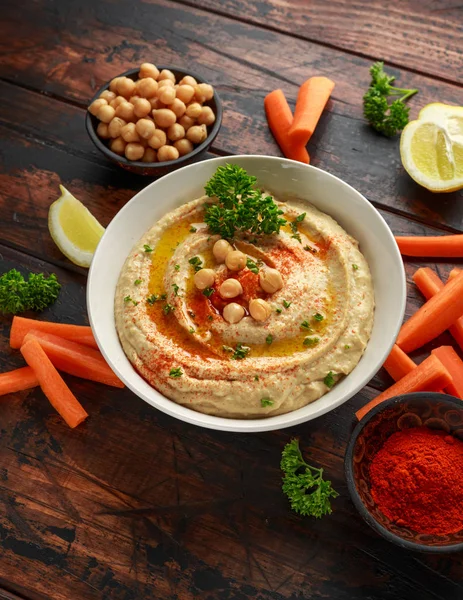 Hummus con olio d'oliva, paprica, limone e carota . — Foto Stock