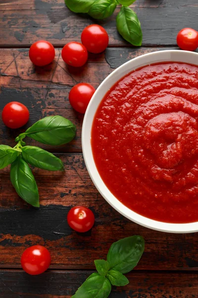 Tomate maison Passata dans un bol blanc sur une table en bois — Photo