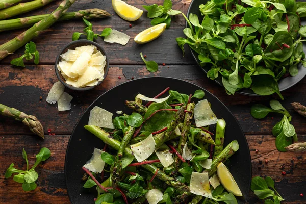 Салат из спаржи с зелеными овощами и сыром пармезан — стоковое фото