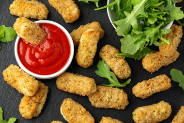 Ketçap sosu ve vahşi roket yaprakları ile ekmek kırıntıları kızarmış mozzarella peynir çubukları