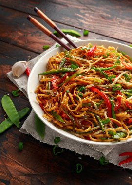Ahşap Chopsticks ile Chow mein, noodle ve sebze çanak
