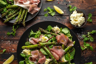 Izgara Kuşkonus, mozzarella peyniri ve yeşil sebzeler ile Parma jambon salatası