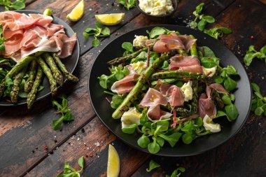 Izgara Kuşkonus, mozzarella peyniri ve yeşil sebzeler ile Parma jambon salatası