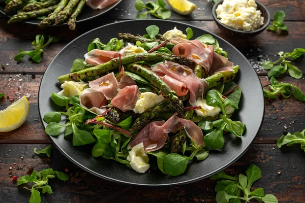 Asparagi alla griglia, insalata di prosciutto crudo con mozzarella e verdure verdi — Foto Stock