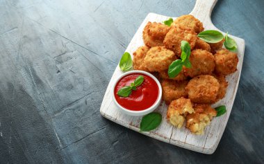 Kızarmış Mac, makarna ve peynir ısırıkları, Beyaz ahşap tahta üzerinde ketçap soslu ekmek kırıntıları