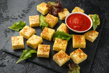 Taş tahta üzerinde domates soslu İspanyol Patates Frittata tapas