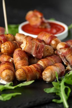 Ketçap sosu ve vahşi roket yaprakları ile kürdan battaniyeler parti parmak gıda domuzlar