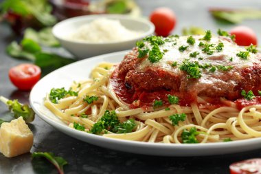 Peynir ve marinara sosu ile tavuk parmesan spagetti, makarna üzerinde servis